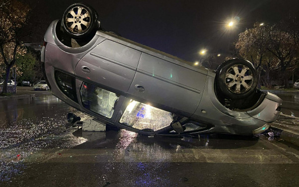 Θεσσαλονίκη: Ανατροπή αυτοκινήτου τα ξημερώματα - Στο νοσοκομείο ένας τραυματίας