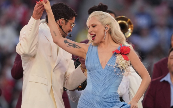 Ο Bad Bunny έγραψε ιστορία στο Super Bowl LX: Λάτιν ρυθμοί, πολιτικά μηνύματα και πρώτη φορά εξ ολοκλήρου στα ισπανικά (βίντεο)