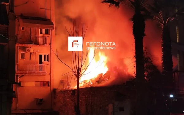 Μεγάλη φωτιά στο Βόλο: Εκρήξεις πίσω από την εκκλησία του Αγίου Κωνσταντίνου