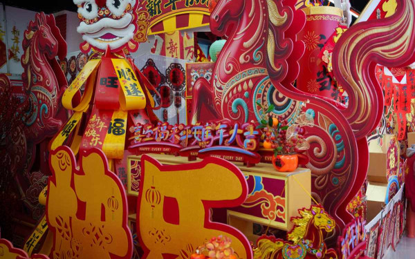 Η Κίνα υποδέχεται το Έτος του Αλόγου: Οι εμπορικές εταιρίες εκμεταλλεύονται τη ζωτικότητα και το επιχειρηματικό πνεύμα