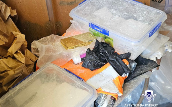 Μεγάλο πλήγμα στο οργανωμένο έγκλημα στην Κύπρο: Εντοπίστηκε «ορμητήριο» ναρκωτικών και οπλισμού στον Στρόβολο (βίντεο)