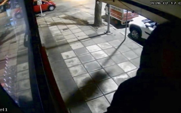 Θεσσαλονίκη: Διαρρήκτης… SpiderMan σκαρφάλωσε και μπήκε από μισάνοικτο παράθυρο σε ψητοπωλείο - Κρέατα και αναψυκτικά η λεία (βίντεο)