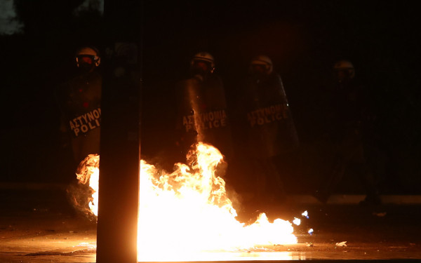 Θεσσαλονίκη: Στο νοσοκομείο 21χρονη με αναπνευστικά προβλήματα μετά τα επεισόδια στο κέντρο - Ολοσχερής καταστροφή  ΙΧ οχήματος