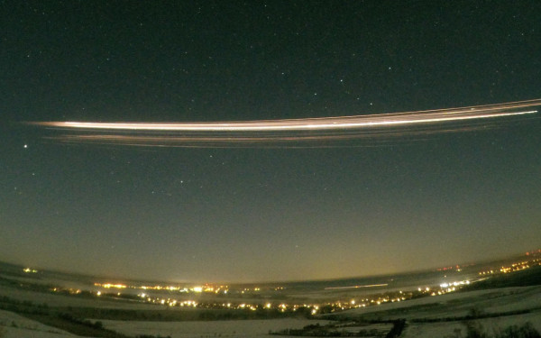 Έρευνα αποκαλύπτει πώς η επανείσοδος πυραύλου συνδέεται με νέφος ρύπανσης στην ατμόσφαιρα