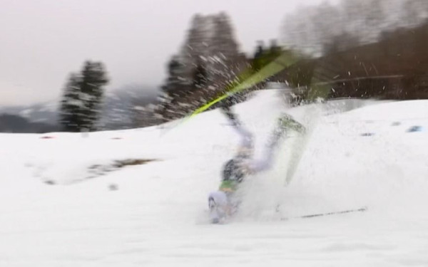 Πρωτοφανές περιστατικό στους Χειμερινούς Ολυμπιακούς Αγώνες: Αθλήτρια αγωνίστηκε χωρίς πέδιλο μετά από πτώση (βίντεο)