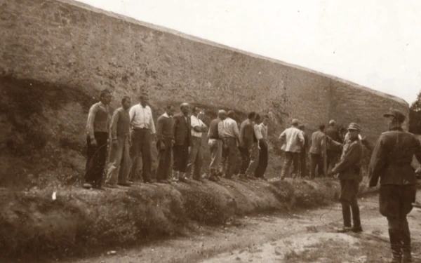 Πρόταση Τσίπρα το Ίδρυμα της Βουλής να αγοράσει τις φωτογραφίες των εκτελεσθέντων στην Καισαριανή