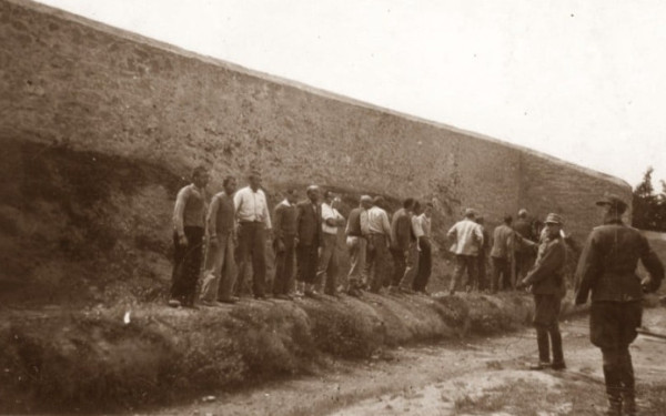 Καισαριανή 1944: Ταυτοποιήθηκε ο πρώτος από τις φωτογραφίες της εκτέλεσης των 200 - Στο «μικροσκόπιο» η προέλευσή τους