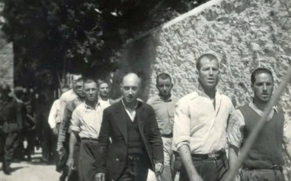 Μπλόκο στη δημοπρασία για τις φωτογραφίες της Καισαριανής - Ο ιδιοκτήτης τις αποσύρει από το eBay