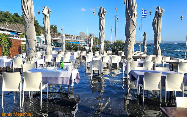 Θεσσαλονίκη: Υπερχείλισε ο Θερμαϊκός - Πλημμύρισαν παραλιακοί δρόμοι και επιχειρήσεις στην Καλαμαριά