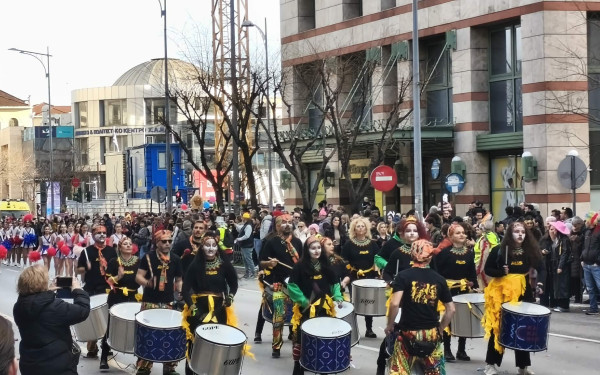 Θεσσαλονίκη: Ξεκίνησε η καρναβαλική παρέλαση - Χιλιάδες καρναβαλιστές στους δρόμους της πόλης