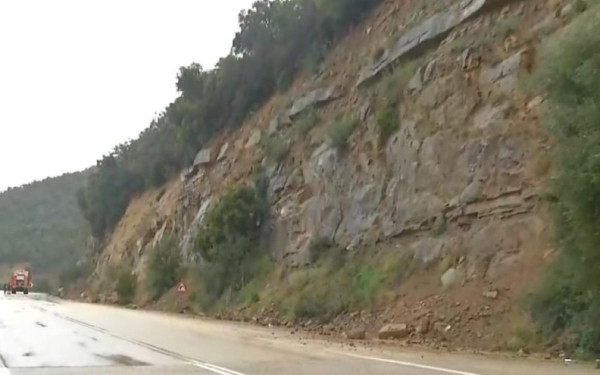 Αποκομμένη οδικώς η Ήπειρος: Κλειστή η παλαιά Εθνική Οδός Άρτας – Αμφιλοχίας μετά την Ιόνια Οδό λόγω νέας κατολίσθησης (βίντεο)