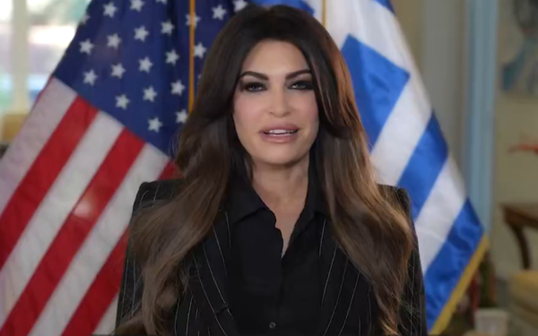 Κίμπερλι Γκίλφοϊλ: «Σε ιστορικά νέα ύψη οι σχέσεις ΗΠΑ-Ελλάδας» – Ο απολογισμός των πρώτων 100 ημερών (βίντεο)