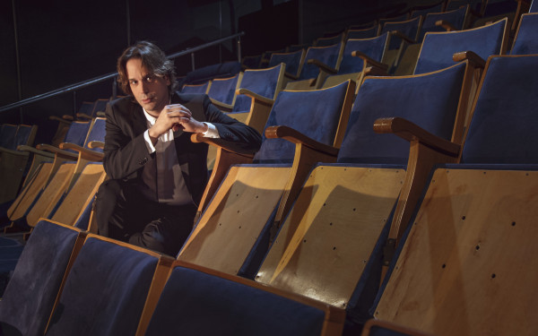 «Το Γάλα»: Μια παράσταση για όσα μας μαλακώνουν και μας πληγώνουν