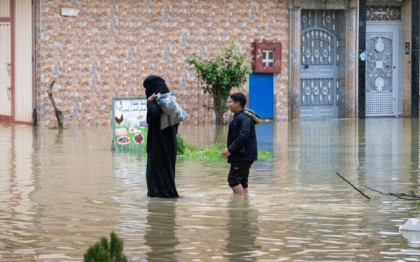 Σε συναγερμό το Μαρόκο: 140.000 άνθρωποι εγκαταλείπουν σπίτια μετά από ισχυρές βροχές και πλημμύρες (βίντεο)