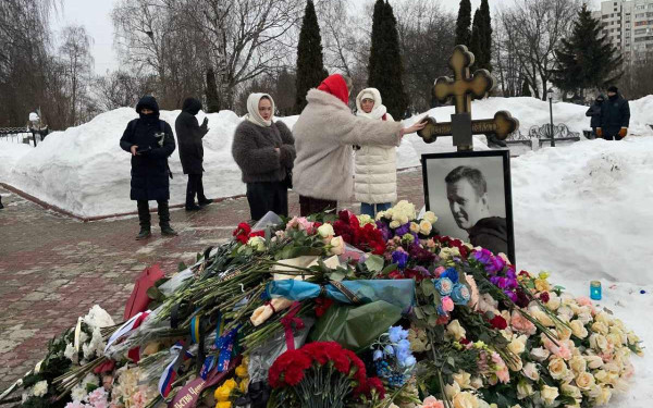 Ρωσία: Δύο χρόνια από τον θάνατο του Αλεξέι Ναβάλνι: Η παγκόσμια μνήμη αντιπαρατίθεται στη ρωσική καταπίεση (βίντεο)