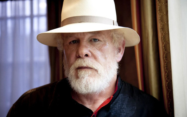 Ο Νικ Νόλτε, το «κακό παιδί» του Χόλιγουντ, γίνεται 85 χρονών