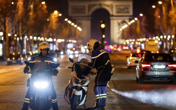 Παρίσι: Αστυνομικοί πυροβόλησαν άνδρα με μαχαίρι κοντά στην Αψίδα του Θριάμβου (βίντεο)