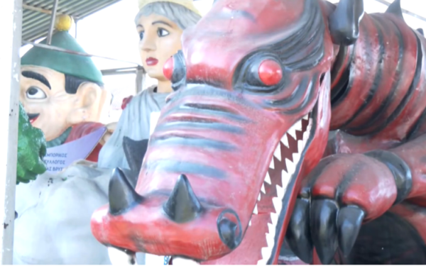 Πέλλα: Πυρετώδεις προετοιμασίες για το καρναβάλι στην Κρύα Βρύση- Εντυπωσιακά άρματα, κέφι και σάτιρα