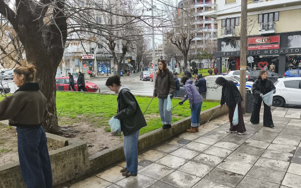 Θεσσαλονίκη: Ευρωπαίοι εθελοντές καθάρισαν το Σιδηροδρομικό Σταθμό από αποτσίγαρα και γόπες