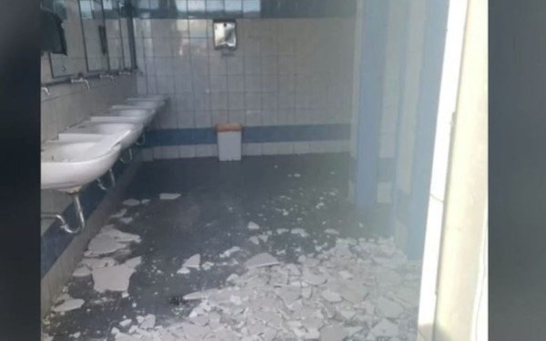 Παλαιό Φάληρο: Σοβάδες έπεσεαν σε τουαλέτες σχολείου - Οι μαθητές νόμιζαν ότι γίνεται σεισμός (βίντεο)