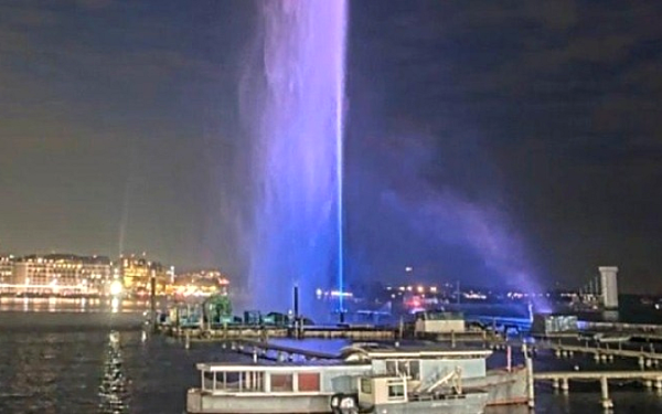 Στα γαλανόλευκα ο «Πίδακας της Γενεύης»: Ιστορική φωταγώγηση για την Παγκόσμια Ημέρα Ελληνικής Γλώσσας