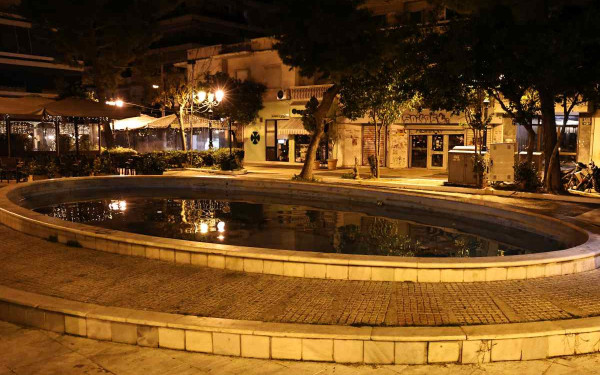 Καλλιθέα: Κρίσιμη μάχη για τη ζωή 5χρονου κοριτσιού που έπεσε σε σιντριβάνι - Νοσηλεύεται στη ΜΕΘ (βίντεο)