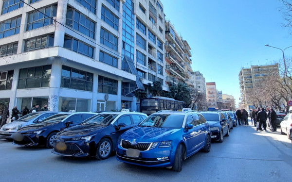 Χειρόφρενο για 48 ώρες από τα Ταξί της Θεσσαλονίκης - Πορεία προς «Μακεδονία» και γραφεία ΝΔ (βίντεο)