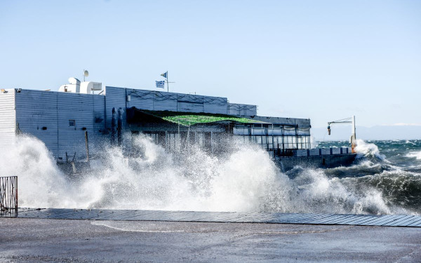 Θεσσαλονίκη: Πάνω από 300 κλήσεις στην Πυροσβεστική για βοήθεια από τα έντονα καιρικά φαινόμενα - Που διακόπηκε η κυκλοφορία