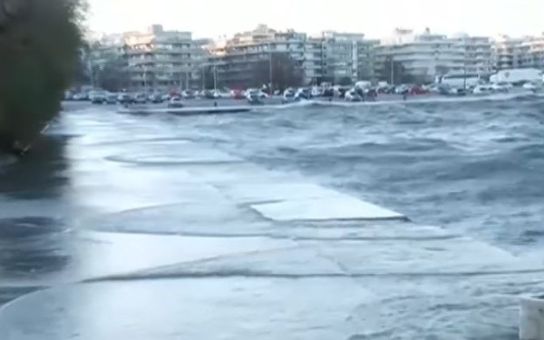 Θεσσαλονίκη: Στην στεριά βγήκαν τα νερά του Θερμαϊκού στο κέντρο - Πλημμυρισμένα κτήρια και στην Επανομή (βίντεο)