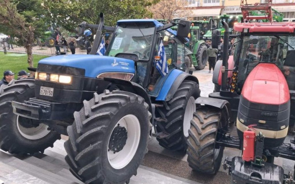 «Ζέσταναν» τις μηχανές των τρακτέρ οι αγρότες πριν την κάθοδο στην Αθήνα - Έκαναν πορείες σε πόλεις (βίντεο)