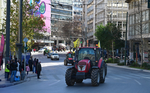 Αγροτικές κινητοποιήσεις: Αποχώρησαν τα τρακτέρ από το Σύνταγμα