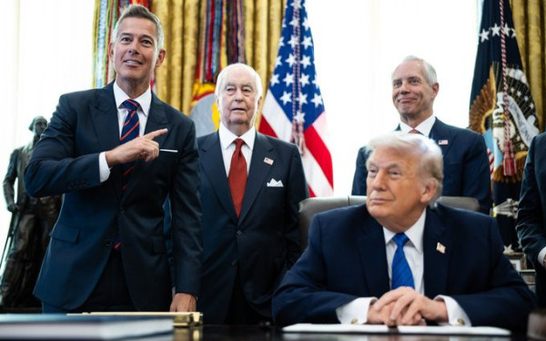 ΗΠΑ: Ομοσπονδιακά δισεκατομμύρια με αντάλλαγμα το όνομα «Τραμπ» σε αεροδρόμιο και Πεν Στέισιον