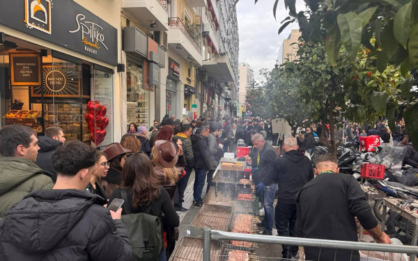 Θεσσαλονίκη: Πήραν «φωτιά» οι ψησταριές στη Β. Ηρακλείου- Υπαίθριο γλέντι με τσίκνισμα και μουσική