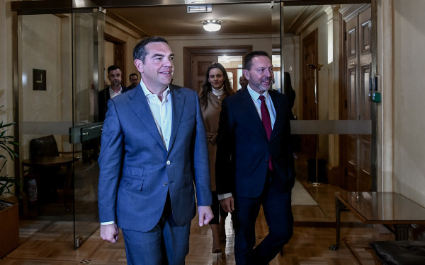 Νέος κύκλος στην κόντρα Τσίπρα - Στουρνάρα: Η «ταμπακιέρα» και το «λυσάρι του Μαξίμου»