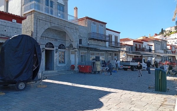 Η Ύδρα μετατρέπεται σε τηλεοπτικό πλατό για να υποδεχθεί τον Μπραντ Πιτ - Δείτε φωτογραφίες