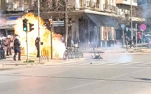 Θεσσαλονίκη: Επεισόδια στο ΥΜΑΘ λίγο μετά τη λήξη της πορείας για τα Τέμπη (βίντεο και φωτό)