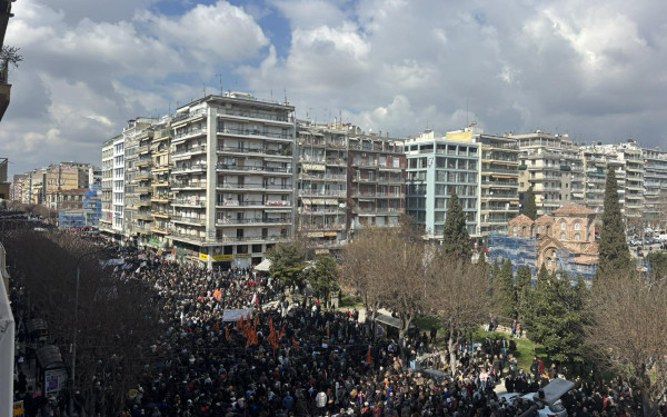 Θεσσαλονίκη: Ξεκίνησε η πορεία προς τον Σιδηροδρομικό Σταθμό για την τραγωδία στα Τέμπη με ένα σύνθημα - «Ποτέ ξανά»