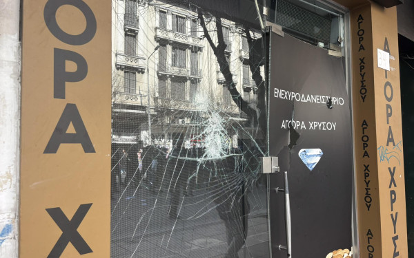 Θεσσαλονίκη: Κουκουλοφόροι προκάλεσαν ζημιές σε στάση λεωφορείου και σε κατάστημα