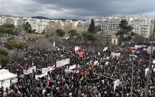 Θεσσαλονίκη: Χιλιάδες πολίτες στο Άγαλμα Βενιζέλου για τα τρία χρόνια από την τραγωδία στα Τέμπη