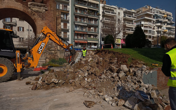 Θεσσαλονίκη: Γκρεμίστηκε το τοιχίο δίπλα στην Καμάρα - «Λειτουργούσε ως επιφάνεια γκράφιτι»