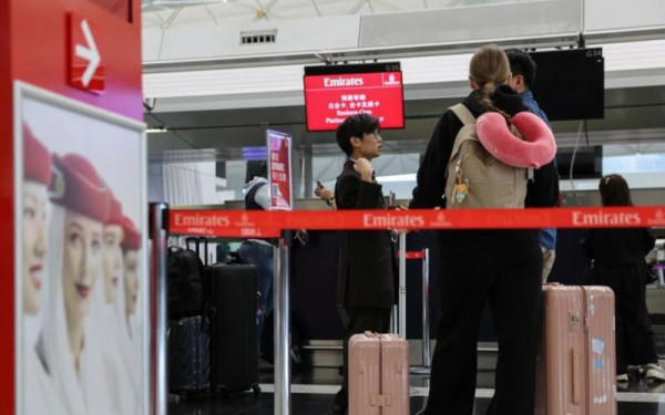 Ταξιδιώτες σπεύδουν σε Ομάν και Σαουδική Αραβία - Απομακρύνονται από το Ντουμπάι με ιδιωτικά τζετ και λεωφορεία