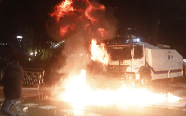 Η αστυνομία διέλυσε απόψε άλλη μια μαζική διαδήλωση της δεξιάς αντιπολίτευσης μπροστά στην έδρα της κυβέρνησης στα Τίρανα, όπου σημειώθηκαν επεισόδια, με κάποιους από τους συγκεντρωμένους να πετούν βεγγαλικά και βόμβες μολότοφ και τους αστυνομικούς να απα