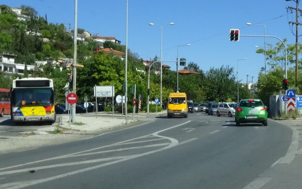 Παύλου Μελά: Μια λεωφόρος, ανάμεσα σε δυο δήμους που… στενάζει από το κυκλοφοριακό αναβαθμίζεται και ενισχύει την οδική ασφάλεια