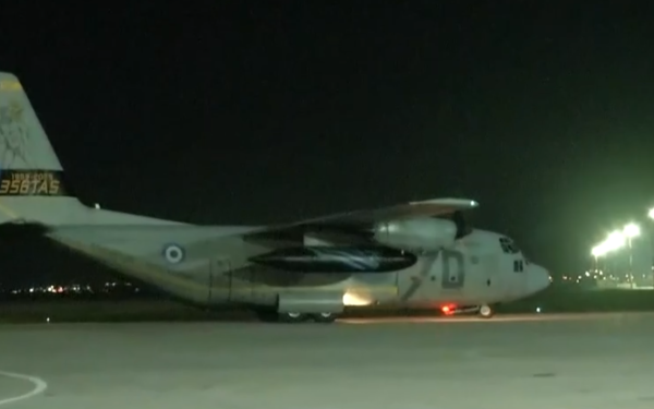 Επέστρεψαν στην πατρίδα 91 Έλληνες από το Άμπου Ντάμπι – Προσγειώθηκε στην Ελευσίνα το C-130 (βίντεο)