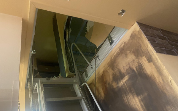 Επεισοδιακή διάρρηξη στη Θεσσαλονίκη: Ο δράστης κρυβόταν στο μαγαζί και εγκλωβίστηκε πάνω από τον ασανσέρ (βίντεο)