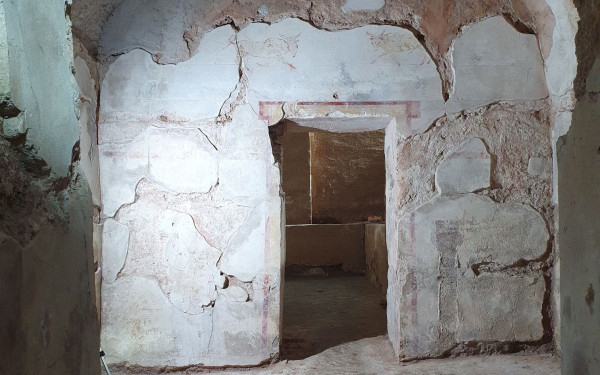 Ελληνιστικό ταφικό μνημείο από το 1976 στην καρδιά της Δράμας αποκαλύπτει μια πόλη χτισμένη πάνω σε αιώνες ιστορίας