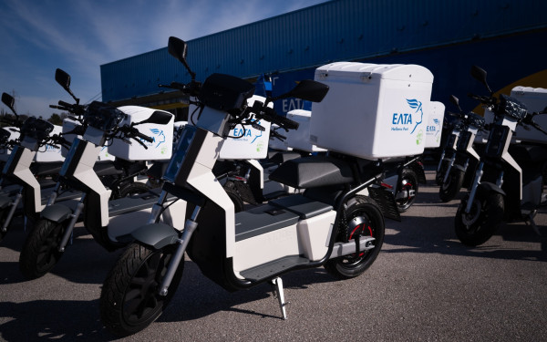 Μετά από 25 χρόνια τα ΕΛΤΑ αναβαθμίζονται - Με σύγχρονα ηλεκτρικά δίκυκλα οι μεταφορές