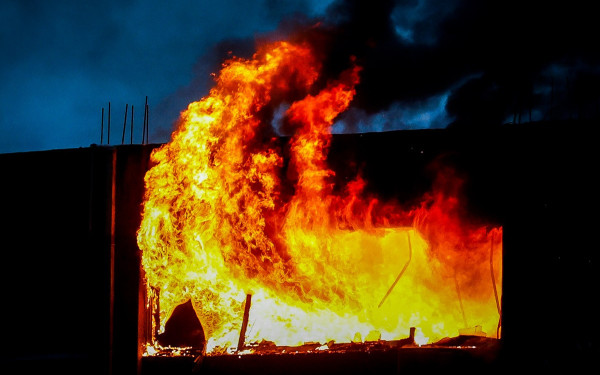 Σπάτα: Μεγάλη φωτιά σε αποθήκη εταιρείας με αθλητικά είδη - Δείτε φωτογραφίες