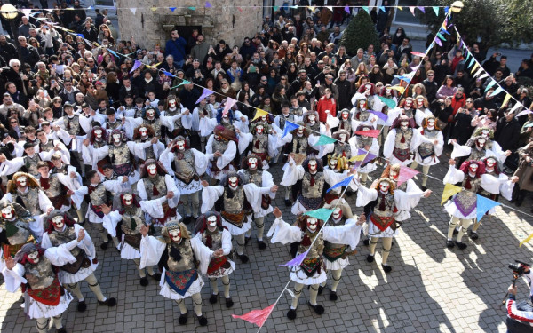 Οι «Γενίτσαροι και Μπούλες» ξεσήκωσαν τη Νάουσα
