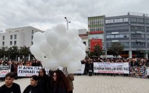 Μαζικές συγκεντρώσεις στις πόλεις της Στερεάς Ελλάδας για τα Τέμπη